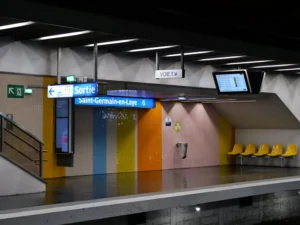 Saint-Germain-en-Laye subway platform showcasing vibrant colors and empty seating.